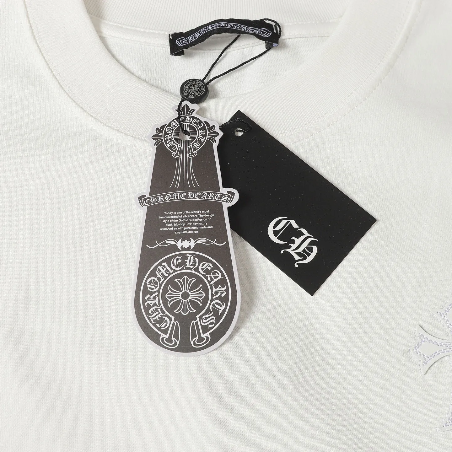 🅿️190 COME HEARTSCH/Cro Heart 25ss string label leather label short-sleeved T-shirt. Uses direct injection imported machine printing hardware and accessories. All grinding and customization. Correct configuration. Black 2025 packaging. 280 grams custom-dyed double yarn cotton. The version is large, loose and stylish. The difference is that the low version is slim and long. The upper body is pulled at the hips. The high-density main mark is hand-sewn. The washed tag is the same for men and women. Color: black/white Size: XS-L